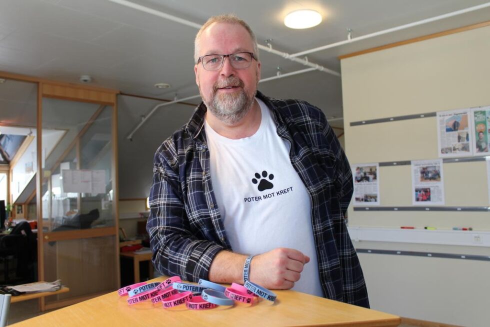 Knut Sandersen gir støtte til kreftforskning med "Poter mot kreft".