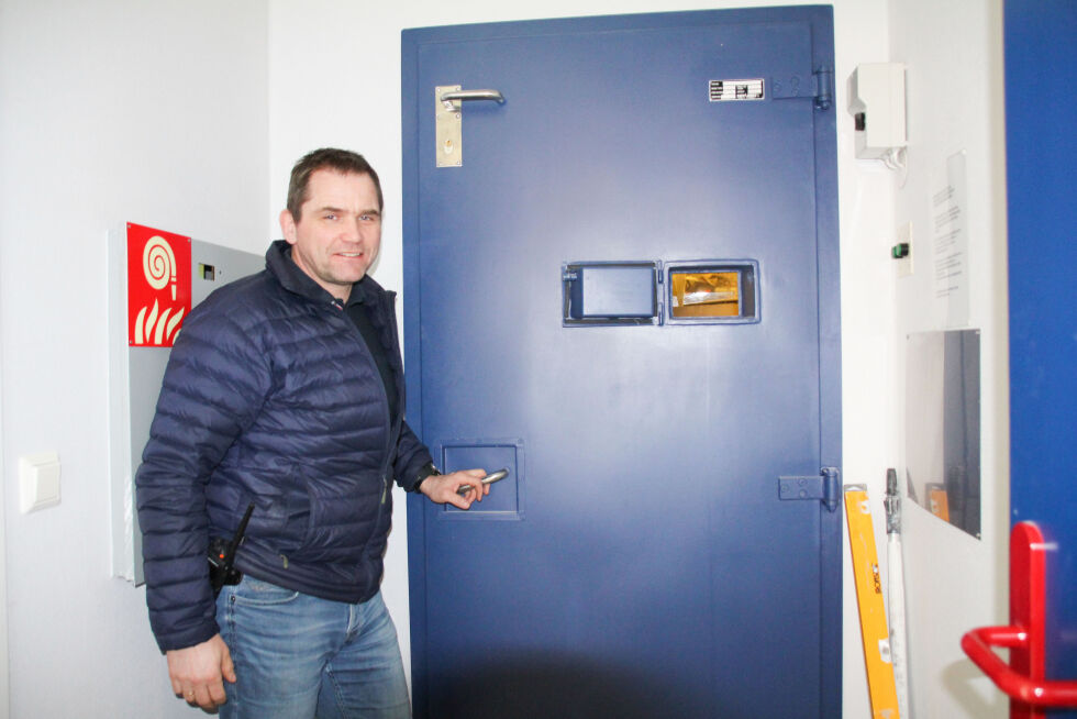 Elverkssjef i Bindal kraftlag, Frode Næsvold foran døra som tidligere var glattcelle for Bindal lensmannskontor.
 Foto: Hild Dagslott