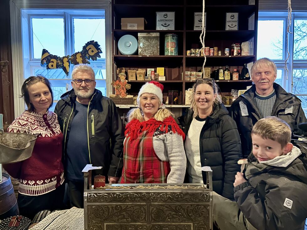 Komiteen bak "Jul i Kystbyen", fra venstre, Hanne Grande, Jahn Tharaldsen, Rita Westrum, Anita Langeland og Kjell Sørensen. Sammen har de stått bak den vellykkede førjulsfeiringen i Rørvik.
 Foto: Kristin Storfjord