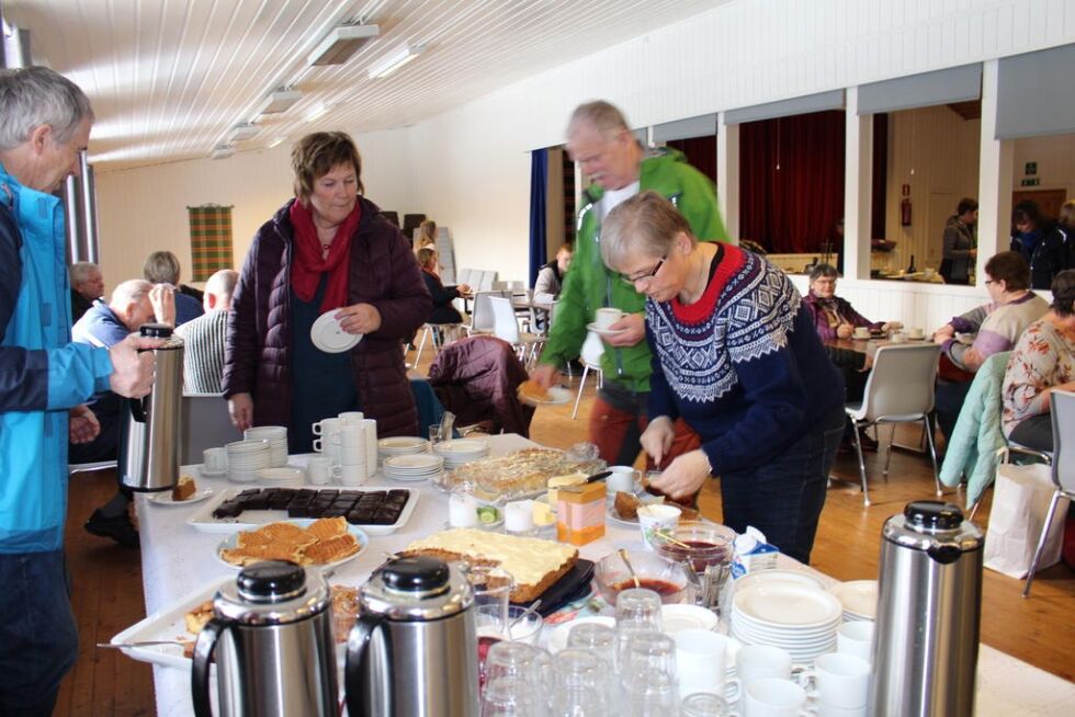 Ungdomslaget kunne også friste med kaffe og hjemmebakst. Det benyttet Torstein Skarstad, Ellin Storheil, Ole Bergerud og Tone Sæternes seg av.