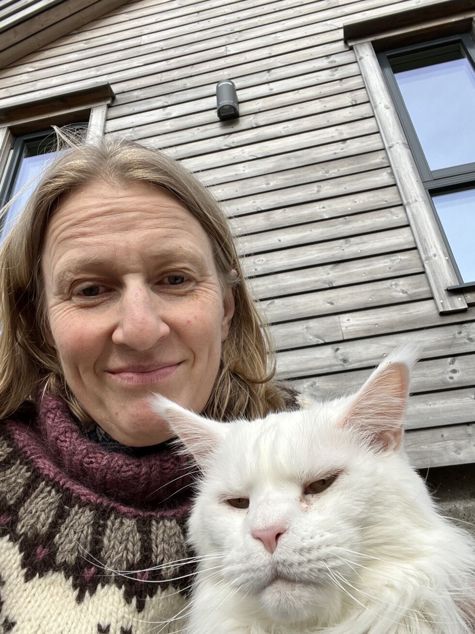 Bilde tatt før hun startet med ThetaHealing®. Her med katten sin – Jeg var utmattet og langt nede. Etter mye indre arbeid har jeg lagt fra meg gamle mønstre og funnet ny kraft og livsglede, sier hun.
 Foto: Privat
