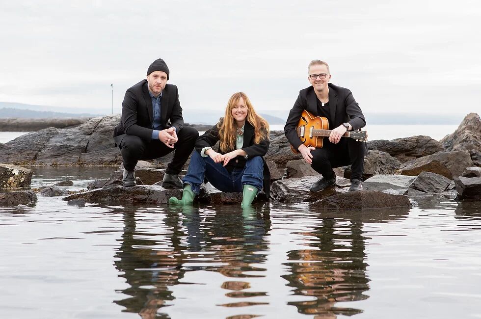 Iren Reppen med sine musikere Johannes Winther Farstad og Håvar Langås Bendiksen, kommer til Bindal med konserten "Terje Nilsen, altså".
 Foto: Monica Jensen, ARTandEYE Studio