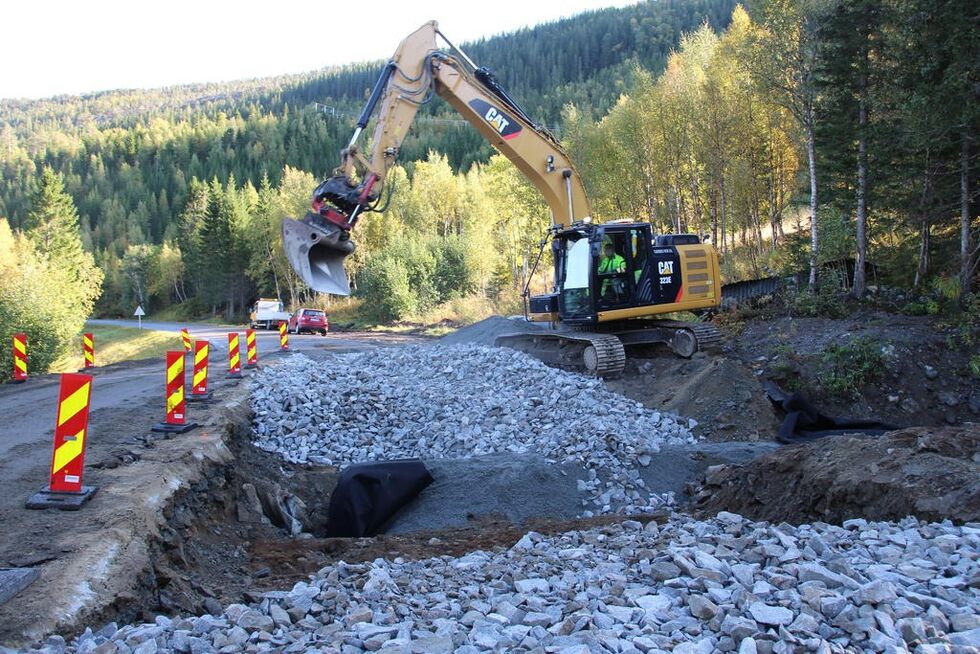 Gravemaskinfører Joar Heimstad i bedriften Gabbro reparerer veien i flomområdet på Fv.801.