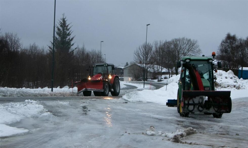 Teknisk og mannskapene i Drift og infrastruktur er ute med alt utstyr for å sikre at væromslaget ikke skaper alt for store utfordringer.
 Foto: Nærøysund kommune