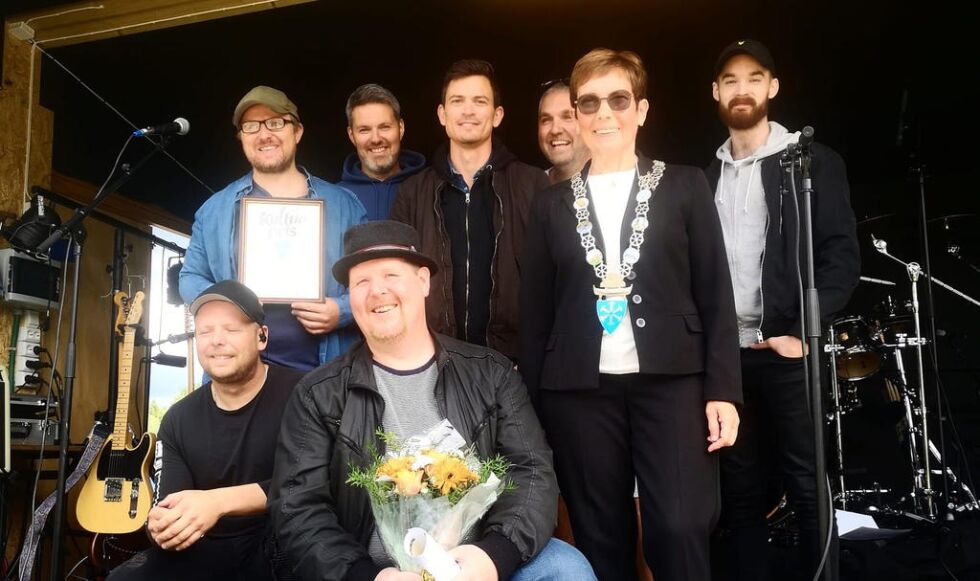 Glade gjeng som fikk Kulturprisen 2020. Bak fra venstre: Jørund Lislien, Tom Rune Helstad, Ole Bjørn Nygård Berg, Hans Otto Helstad, ordfører Britt Helstad, Tor Håkon Hanssen. Foran sitter Kenneth Thomassen og Dag Christer Brønmo.
 Foto: Marte Volden