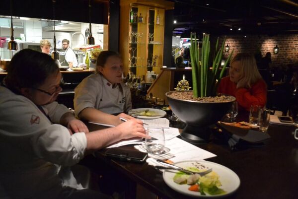 Elever inntok ­restauranten