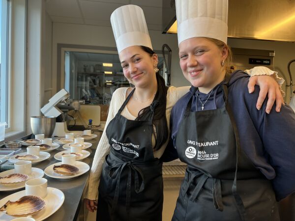 Weronika og Edel Sofie er nysgjerrige på kokkeyrket