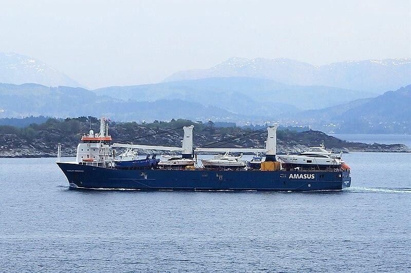 Fartøyet "Eemslift Hendrika" var på vei til Kolvereid da lasten forflyttet seg og de sendte nødmelding mandag formiddag fra Norskehavet.
 Foto: Wikimedia Commons