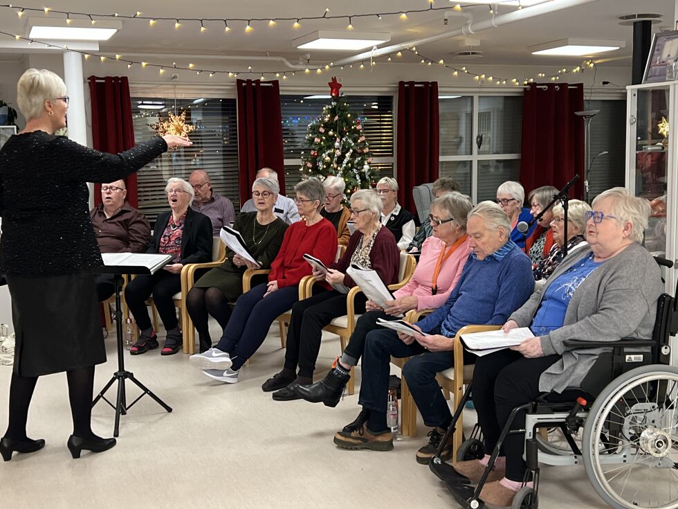 La oss leve-koret med hjelpesangere leverte en flott konsert.