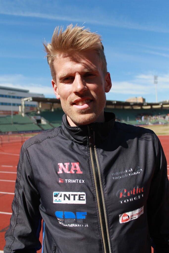 Ole-Marius Bach løp bra da Namdal Løpeklubb berget plassen i eliteklassen i Holmenkollstafetten med et nødskrik.