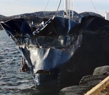 Skipet har fått seg en ordentlig trøkk i sammenstøtet med kaien i Rørvik.
 Foto: Privat