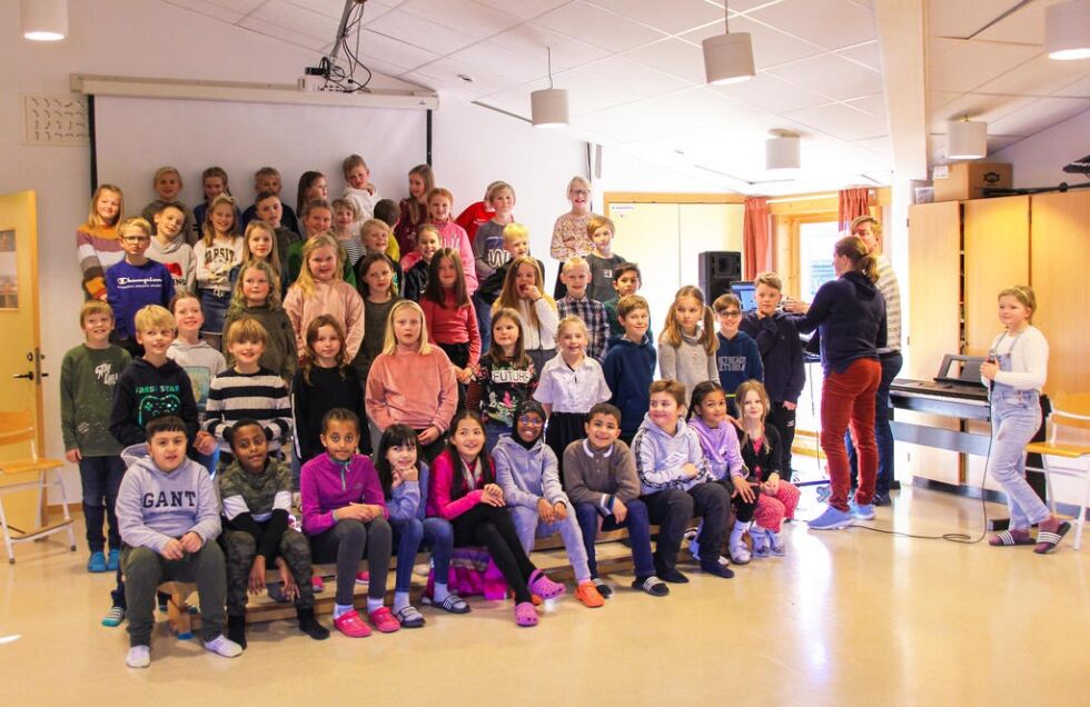 Fjerde trinn ved Rørvik skole sang om barn i andre land, og at vi må strekke ut en hånd. Internasjonal dag skapte engasjement.
 Foto: Rafet Adem Daban