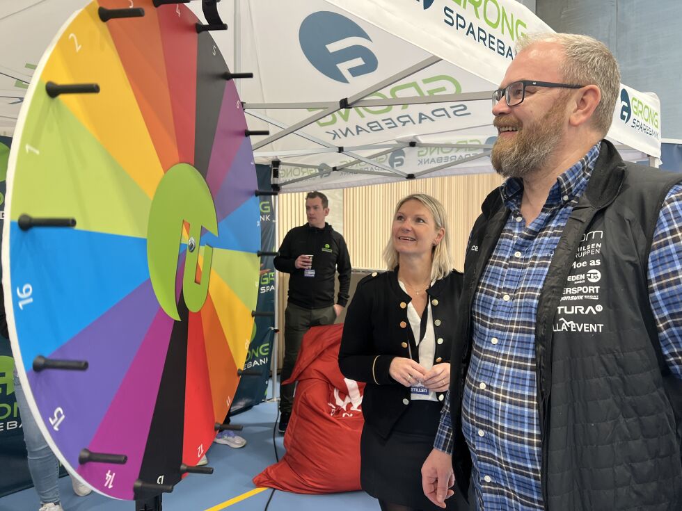 Messesjef Lars Fredrik Mørch prøvde lykkehjulet hos Grong Sparebank.
 Foto: Lillian Lyngstad