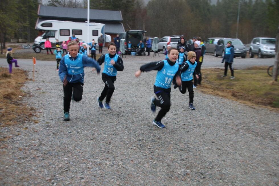 Guttene som deltok i runden for de mellom fjerde og sjuende klasse ga alt i starten på løpet.