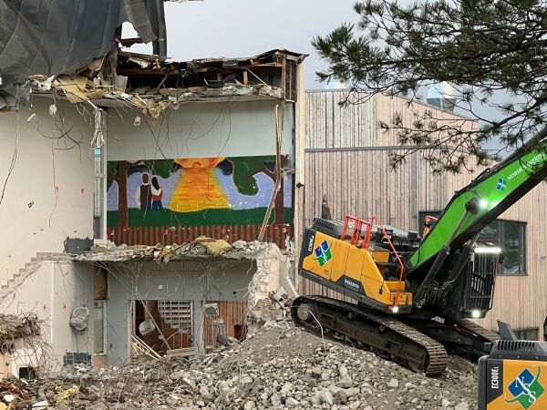 Det store veggmaleriet midt i ruinene av skolen