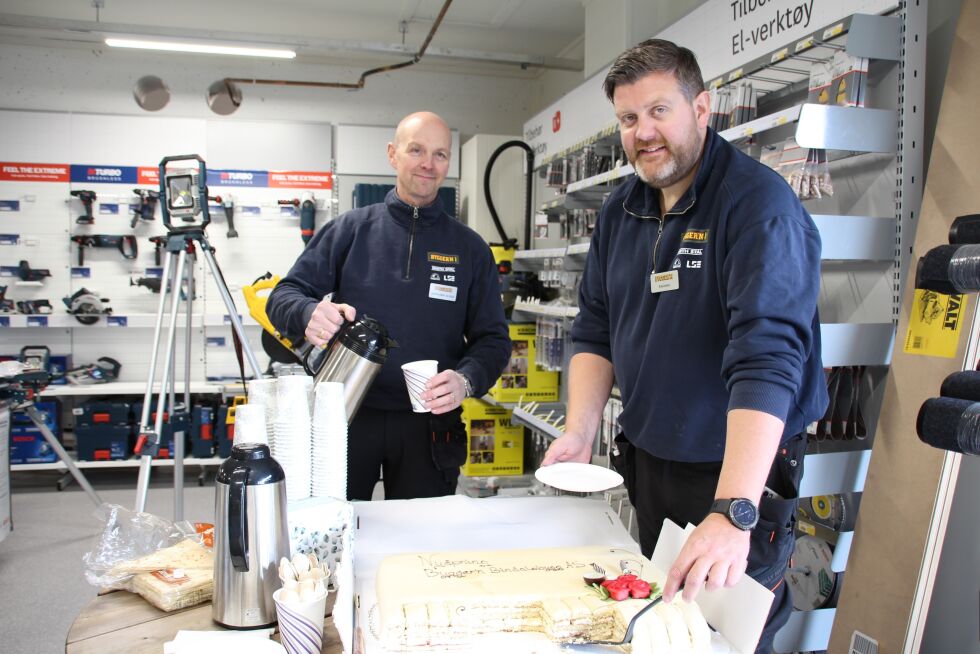 Butikkmedarbeider Johan Arnt Alstad og butikkleder Adelsten Paulsen ønsket kundene velkommen med kake på onsdag.
 Foto: Hild Dagslott
