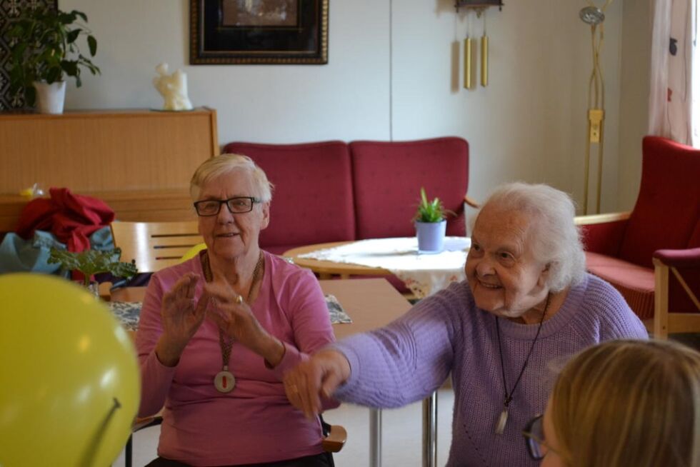 Her fikk Aslaug Tangen tatt ballongen like før Bodil Tømmermo. Noe som skapte mye latter like etterpå.
