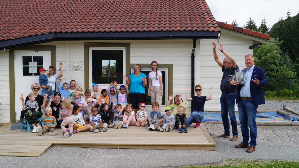 Glade barn, ansatte, ledelse og ordfører etter at Heimen barnehage har sin første driftsdag som kommunal barnehage.
 Foto: Andreas Gatare Øvergård