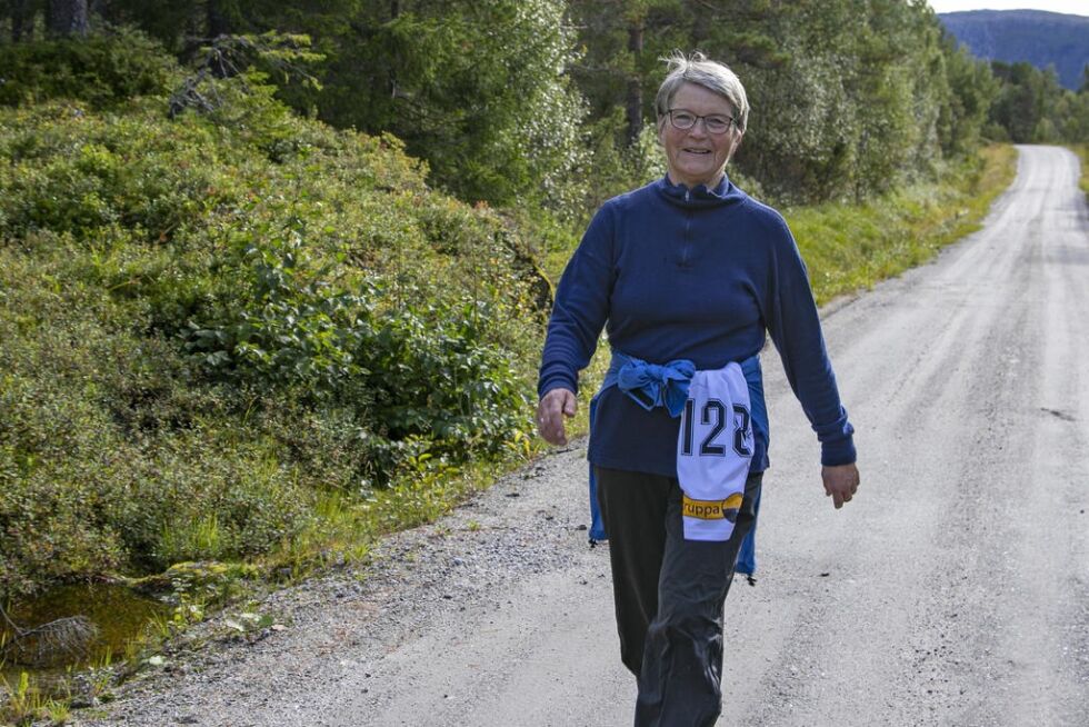 En smilende Bente Holm langs veien mot drikkestasjonen.