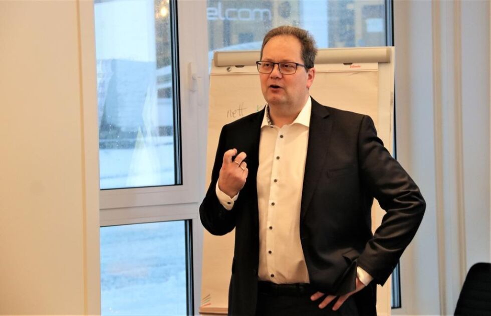 Høyskolelektor Ketil Hveding fra BI Campus Trondheim var kursleder under INAM-kurset som ble holdt på Rørvik nylig. Over førti personer var med på kurset som handlet om jobben som mellomleder.