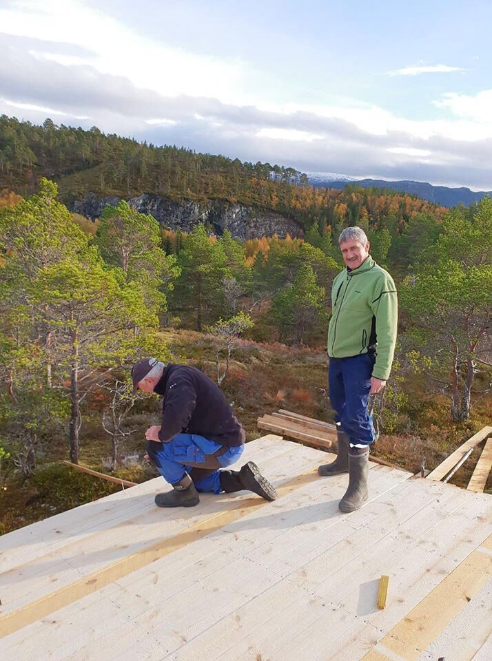 Torbjørn Gjengaar og Helge Gutvik er i full gang med taket.
 Foto: Gunnhild Gutvik