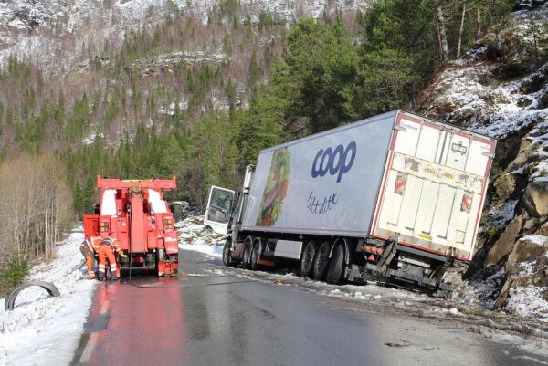 Semitrailer havnet i bergveggen