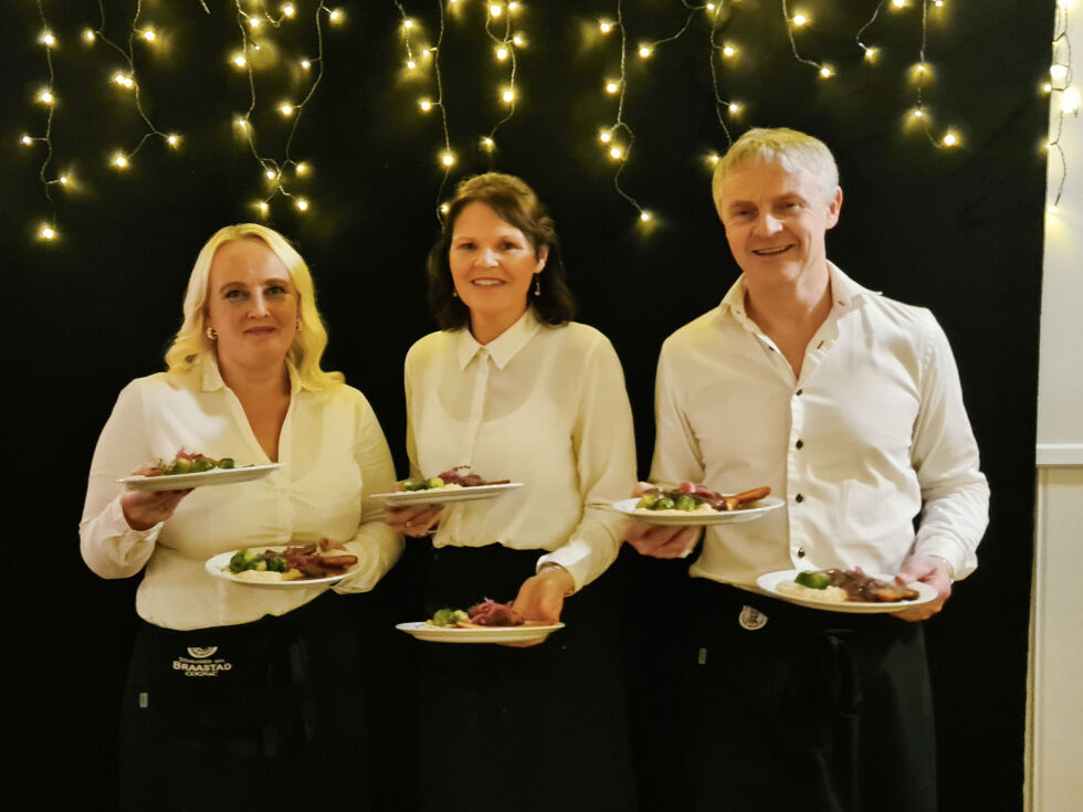 Stine Heide, Jorun Eiternes og Roger Eiternes på veg med utsøkt mat til forventningsfulle gjester.
 Foto: Christina Dahl