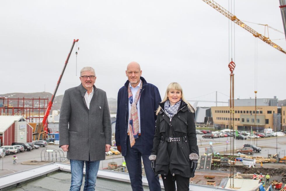 Senterleder Kjell Skjevelnes, Utviklingssjef for Olav Thon Gruppen, Dag Helge Setekleiv, og Eva Johansen som er eiendomssjef hos Thon eiendom, er godt fornøyd med framdriften i utbyggingen.