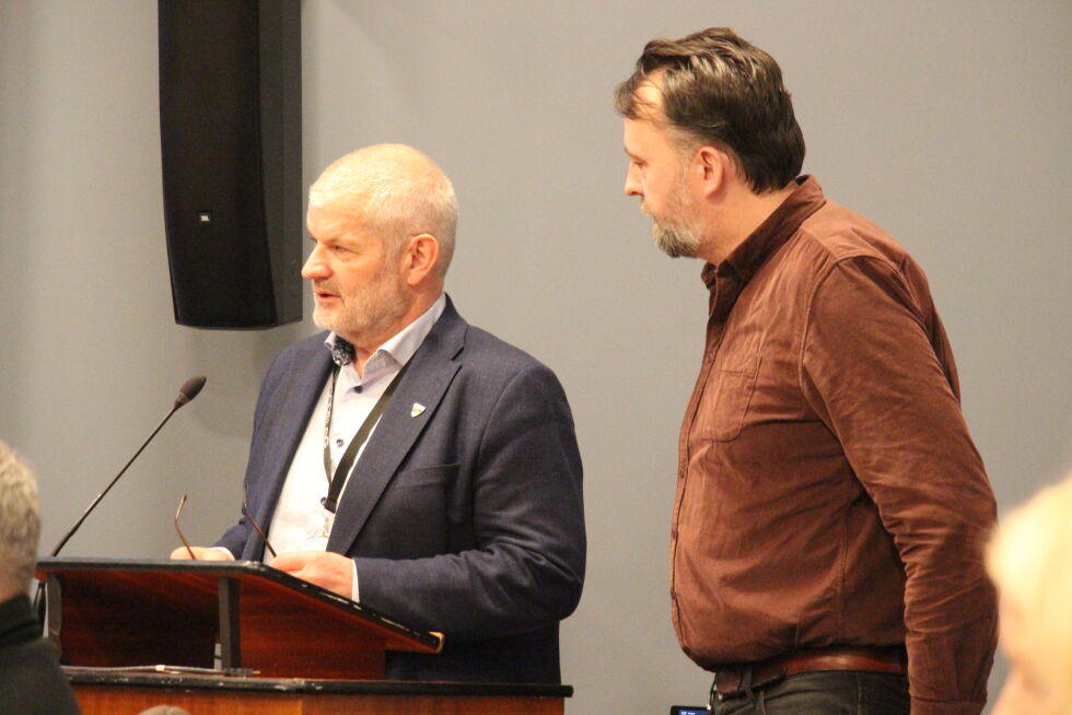 NAV-sjef Terje Skomsvold svarte på spørsmål fra politikerne. Her med kommunedirektør Karl-Anton Swensen.