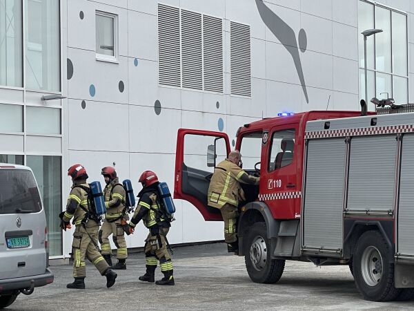 Knust deksel førte til brannutrykning og evakuering