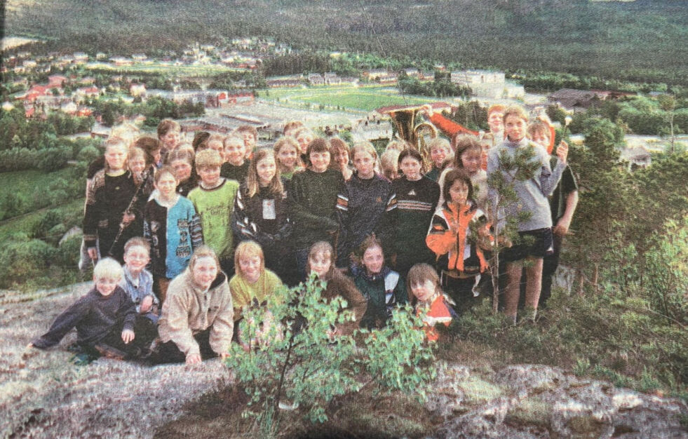 Kolvereid barnekor på toppen av Kjerringa.