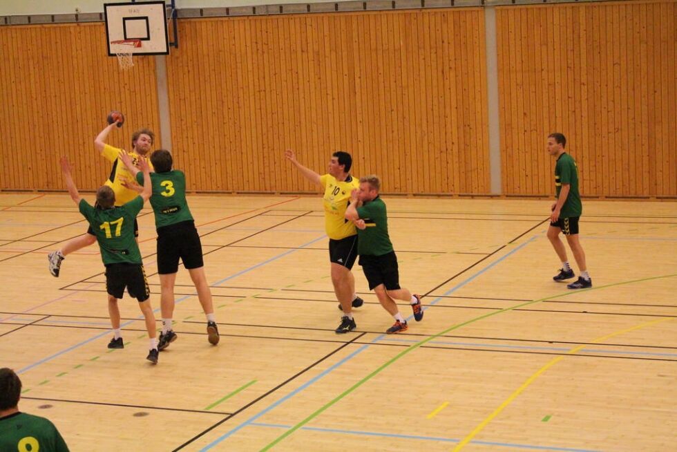 Kolvereids herrelag i håndball kjempet godt, men måtte til slutt se seg slått av NTNUI 3 fra Trondheim