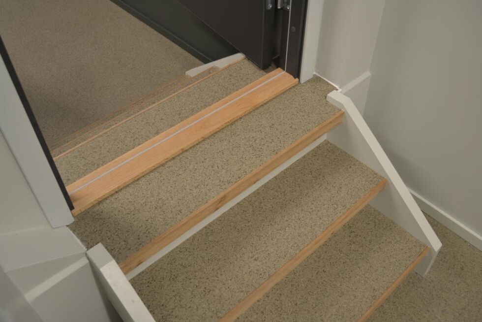 I et så stort bygg så vil det alltid komme noen endringer. Der har de gått kreativt til verks. Eksemplifisert av denne trappen over en litt for høy kant.