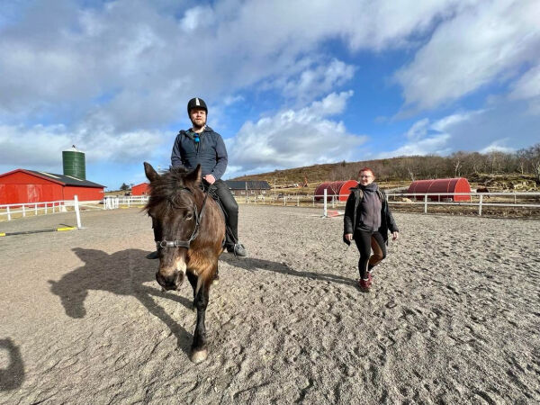 Andreas rir hest på Vikestad