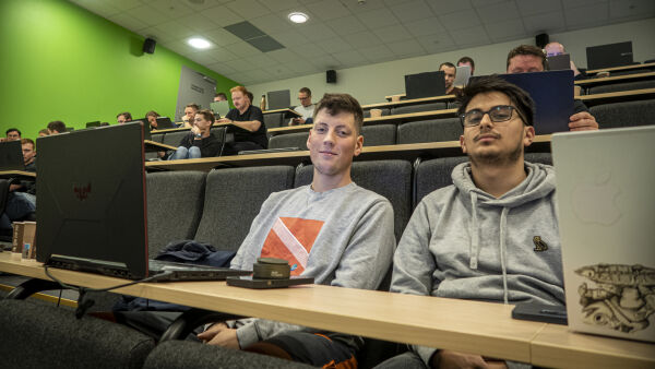 Sander fra Stavanger og Bastian fra Bergen drar til Rørvik for å studere