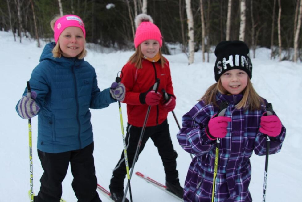 Signe Flasnes, Ida Hulback Laukvik  og Thea Sofie Storheil på tur ut i løypa.