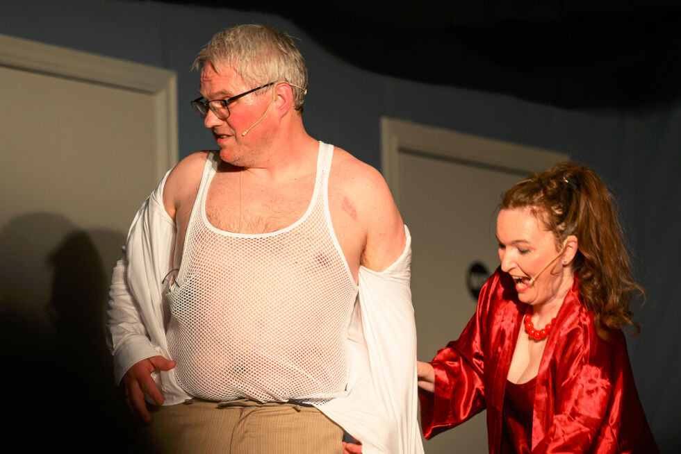 Jørgen Larsen (John Erlend Sveås) blir noe overrumplet av fru Hokkstad (Lillian Lyngstad).
 Foto: Synnøve Hanssen