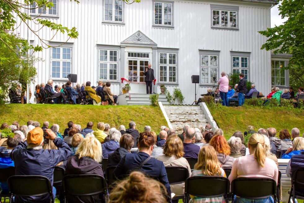 Her taler kunsteier Magne Olav Aarsand Breivik til publikum under åpningen av kunstmuseet.
 Foto: Stine Vikestad