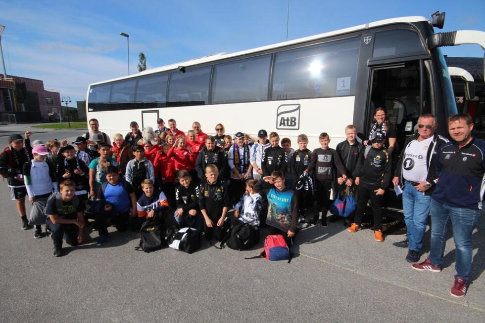 Tre fotballag og til sammen 40 barn fikk gratis tur til Lerkendal i regi av Sparebank1.