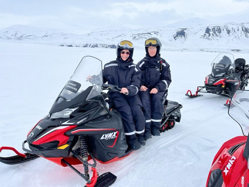 Sissel Sørhøy og Bente Haldorsen på scootertur i isødet.
 Foto: Privat