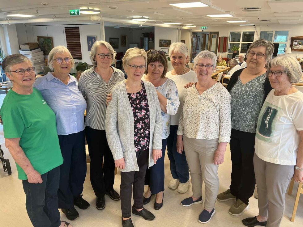 Noen av de frivillige som stiller opp uke etter uke. Elin Sandnesaunet, Ragnhild Måøy, Britt Tove Edvardsen, Torild Arnøy, Torunn Neerland, Hildur Bach, Karin Helmersen, Gunvor Aspli og Vigdis Sandnesaunet.
 Foto: Lillian Lyngstad