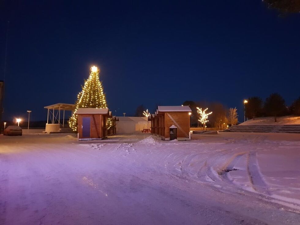 Med snøen som har falt er det blitt skikkelig julestemning rundt omkring. Kolvereid torg står klart til julemarkedet i morgen lørdag.