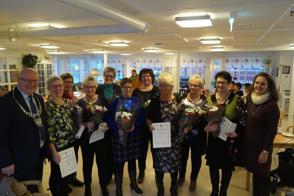 Steinar Aspli sammen med Karin Helmersen, Anne-Mari Båfjord, Grethe Båfjord, Torveig Haug, Unni Gansmo, Inger Lise Sæternes Lian, Tove Paulsen, Ruth Buvik, Marit Stevik og Helse. og sosialsjef Marit Pedersen.