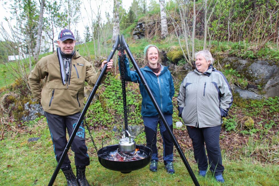 Varaordfører Tor Arne Aune klippet snora, og daglig ledere av Bindal frivilligsentral Katrine Berg Hansen og Paula Lindrupsen kunne ta i bruk en ny uteplass i 2021 mai.
Foto: Hild Dagslott