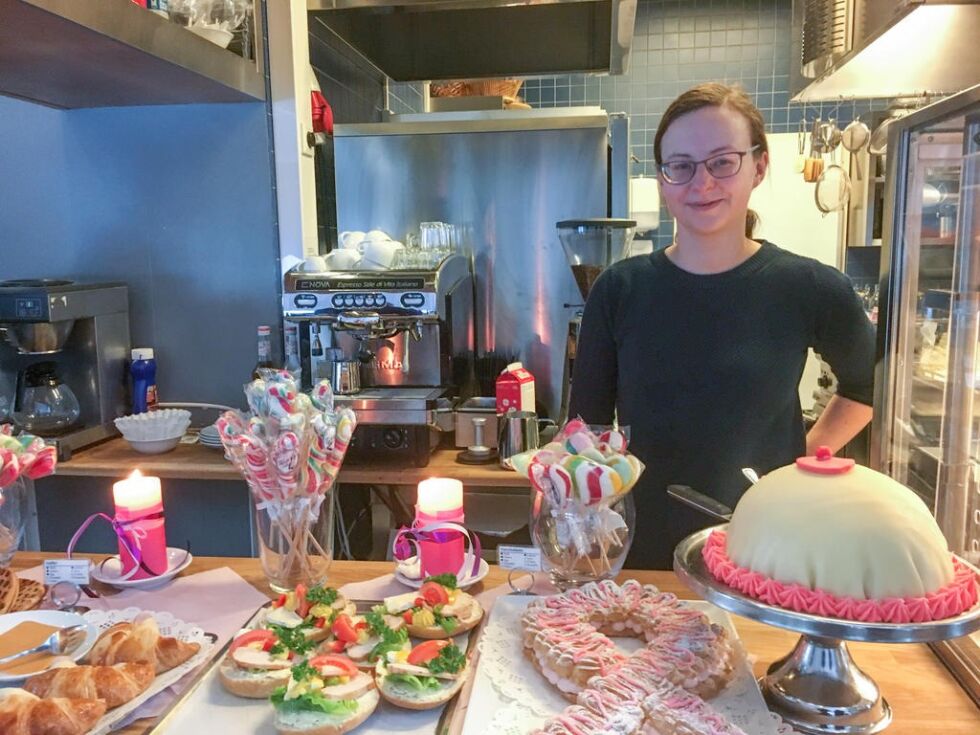 Her står Hanne Adele Grande med mange barmfagre kaker som folk kunne smake på under lørdagens arrangement på Norveg.