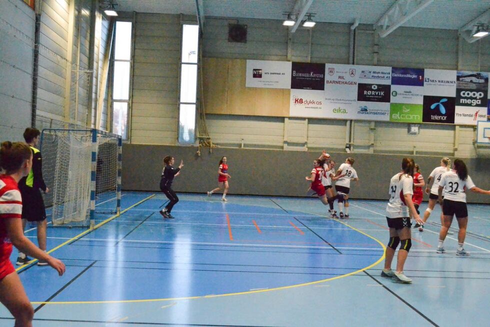 Her setter Ingrid Andrea Holthe Olsen inn en skåring for Rørvik i søndagens kamp mot Sømna i Rørvikhallen.