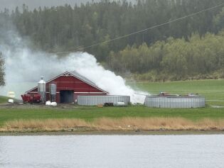 Brann i traktor ved gårdsbruk i Nærøysund