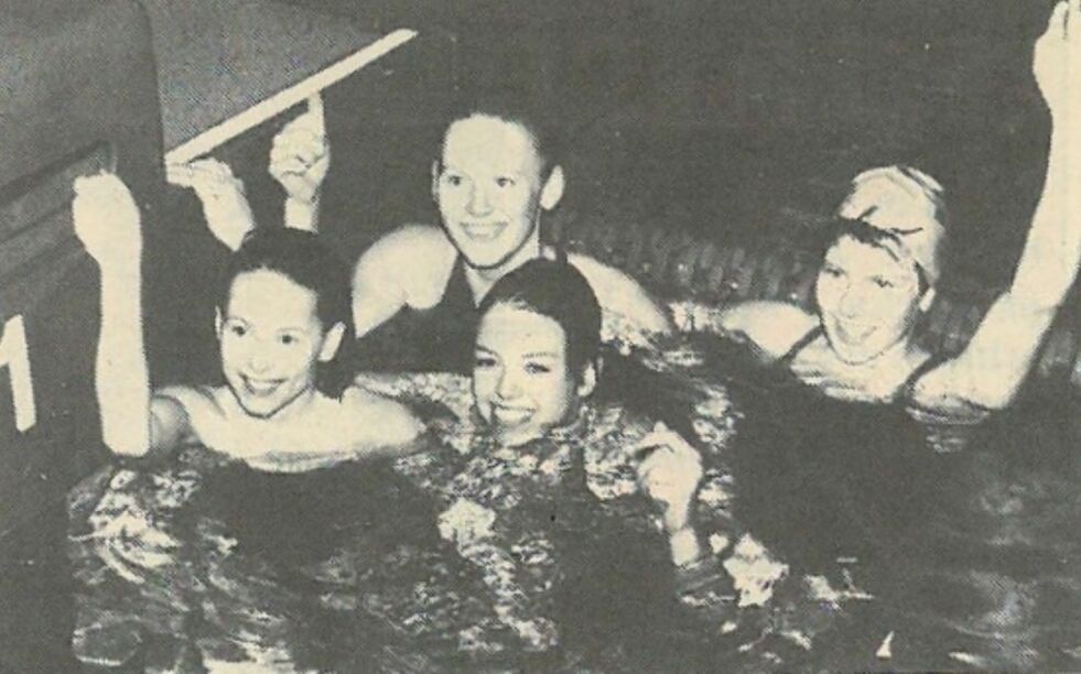 Monica Duun, Drude Nålsund, Gjertrud Laugen og Grethe Leknes hadde deltatt på kretsmesterskap i svømming og vant en klar seier på 4x50 meter.
 Foto: Skjermdump fra Ytringen 12. mars 1985