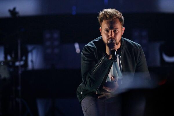 Adrian synger "Romeo" i  lørdagens utgave av Stjernekamp på NRK