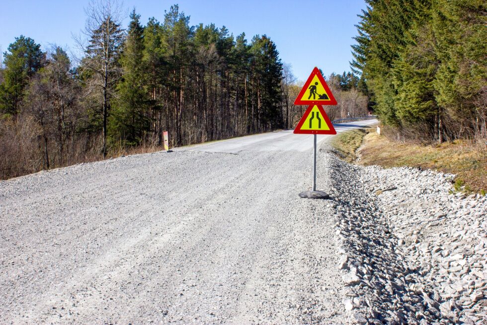 Ni veistrekninger i Ytre Namdal får ny asfalt denne sommeren. Neste uke startes arbeidet med strekningen Skagakorsen-Hofles fergekai.
 Foto: Stine Vikestad